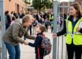 Pais combinam que filho será entregue apenas à mãe ou ao pai na saída da escola, mas criança é liberada para parente que não aparecia mais na lista de autorizados