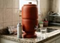 O filtro de barro não nasceu com o formato que conhecemos: como a combinação de uma talha com vela filtrante transformou as cozinhas brasileiras