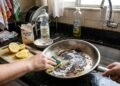 Antes de jogar fora uma panela escurecida, conheça os cuidados que podem ajudar a remover manchas e preservar o utensílio
