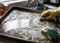 Como remover crostas pretas de assadeiras: o que usar para eliminar a gordura queimada