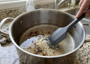Nem sal nem palha de aço: o ingrediente simples que pode ajudar a remover marcas de gordura das panelas de inox sem esfregar com força