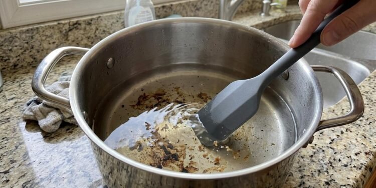Durante o preparo dos alimentos, pequenas quantidades de óleo podem permanecer nas laterais e no fundo da panela.