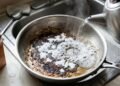 O ingrediente de cozinha que ajuda a remover arroz queimado do fundo da panela sem precisar esfregar com tanta força