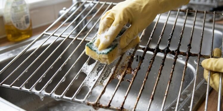 Durante o preparo de carnes, legumes e assados, respingos de óleo e restos de alimentos entram em contato com a grelha aquecida.  // Imagem ilustrativa gerada por IA para representar a situação descrita no texto; pessoas, locais e elementos visuais não correspondem necessariamente aos reais