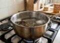 Gordura queimada na panela não sai com detergente comum? Veja como escolher um método de limpeza mais adequado