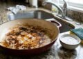 Como tirar comida queimada da panela de ferro fundido esmaltado sem usar esponja de aço ou produtos abrasivos