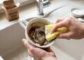 Bicarbonato, detergente ou vinagre branco: o que usar para tirar as manchas de café que resistem à lavagem