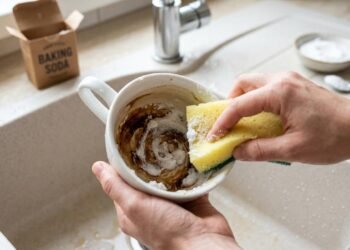 Bicarbonato, detergente ou vinagre branco: o que usar para tirar as manchas de café que resistem à lavagem