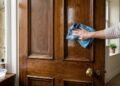 Nem amônia nem água sanitária: a mistura simples que especialistas recomendam para limpar portas de madeira