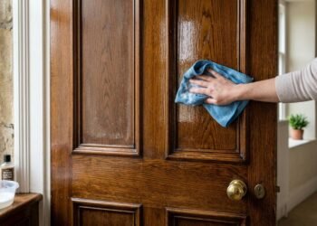 Nem amônia nem água sanitária: a mistura simples que especialistas recomendam para limpar portas de madeira
