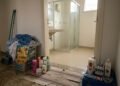 Especialistas em limpeza concordam: as 4 coisas que você deve remover do banheiro antes de limpá-lo