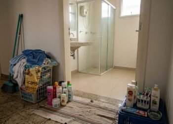 Especialistas em limpeza concordam: as 4 coisas que você deve remover do banheiro antes de limpá-lo