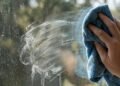 3 tipos de roupa que não devem receber amaciante com frequência para preservar a absorção e o desempenho das fibras