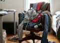A cadeira com roupas no quarto está fora de moda: a tendência para 2027 é multifuncional, elegante e que otimize o espaço