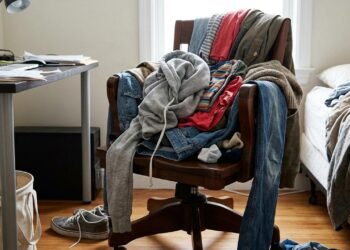 A cadeira com roupas no quarto está fora de moda: a tendência para 2027 é multifuncional, elegante e que otimize o espaço