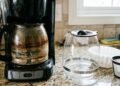 Como limpar a cafeteira corretamente e evitar resíduos que comprometem o sabor da bebida