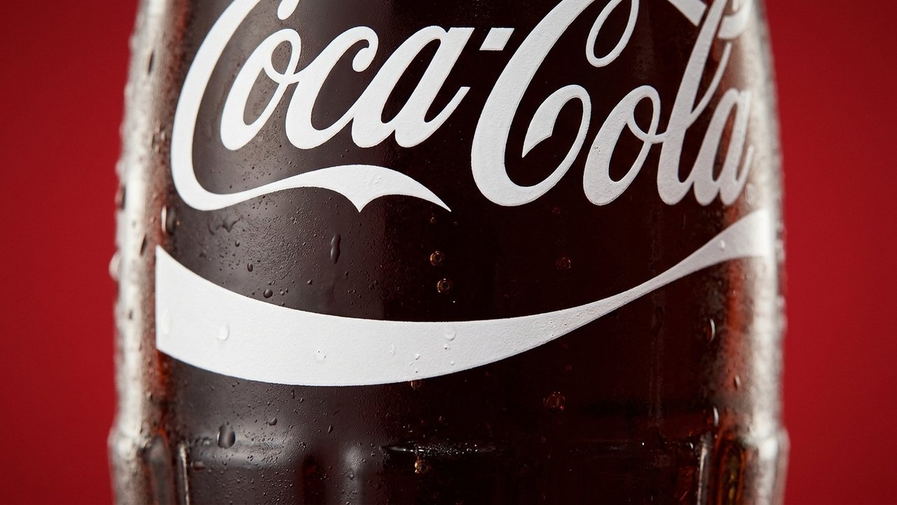 O detalhe escondido no logotipo da Coca-Cola que poucos notam (imagem ilustrativa gerada por inteligência artificial)