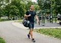 Combinar musculação e caminhada na mesma rotina pode ajudar a perder gordura sem abandonar o ganho de massa muscular, desde que alimentação e recuperação acompanhem o treino