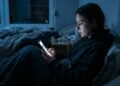 A armadilha psicológica do FOMO: por que a mente humana tende a acreditar que a vida dos outros é sempre mais interessante e perfeita