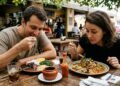 A psicologia revelou por que algumas pessoas adoram experimentar comidas diferentes, enquanto outras preferem pratos familiares: o que isso revela sobre curiosidade, conforto e como vivenciamos o mundo