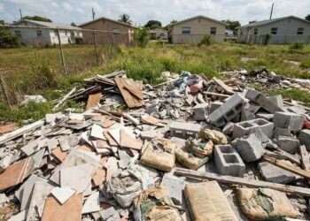 Família contrata empresa para retirar entulho da reforma e descobre dias depois que material foi deixado em terreno vazio próximo ao próprio bairro