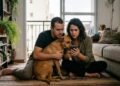 Casal adota cão resgatado e descobre semanas depois que antigo tutor aparece dizendo que animal havia fugido e quer levá-lo de volta