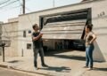 Casal compra portão eletrônico para facilitar rotina com bebê e passa três meses chamando assistência porque equipamento trava quase toda semana
