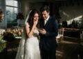 Casal paga R$ 14 mil para banda tocar na festa de casamento, músicos cancelam na manhã do evento por problema de transporte e indicam outro grupo; noivos contratam substitutos por R$ 21 mil e cobram diferença do fornecedor original