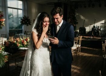 Casal paga R$ 14 mil para banda tocar na festa de casamento, músicos cancelam na manhã do evento por problema de transporte e indicam outro grupo; noivos contratam substitutos por R$ 21 mil e cobram diferença do fornecedor original