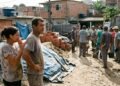 Família mora de favor com parentes enquanto guarda cimento, ferro e telhas durante cinco anos; obra finalmente começa depois que moradores do bairro organizam mutirão