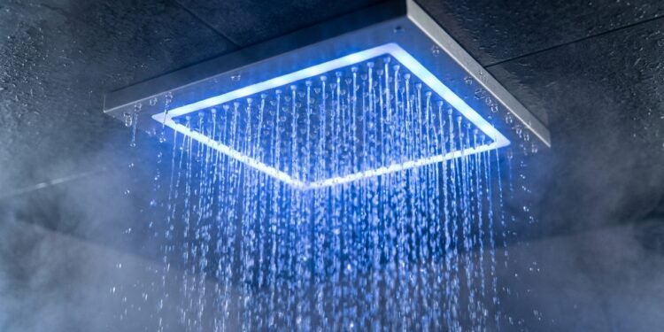 Adeus banhos comuns e monótonos: a nova tecnologia de chuveiros de teto com luzes terapêuticas e áudio embutido para transformar seu banheiro