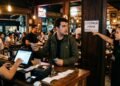 Cliente paga entrada em bar e, ao chegar à mesa, descobre que há consumação mínima separada para utilizar área interna