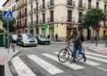 Um país multa ciclistas que atravessam faixas de pedestres enquanto andam de bicicleta: qual é a penalidade e qual o seu valor?