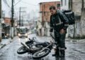 Entregador danifica moto da empresa durante chuva e descobre desconto de R$ 1,2 mil no salário sem ter concordado com valor