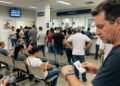 Cliente espera 1 hora na fila de agência bancária para pagar conta, aciona a Justiça por desrespeito à lei e ganha indenização de R$ 5 mil