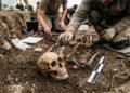 O achado biológico nos dentes de vítimas da Peste Negra que surpreendeu os cientistas e revelou a verdadeira origem da pandemia