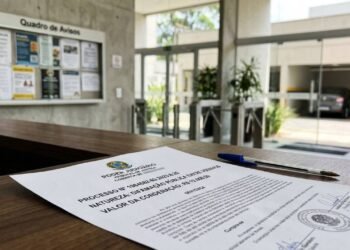 Moradora expõe foto de vizinho no grupo do condomínio chamando o motorista de barbeiro e é condenada a pagar R$ 12 mil por difamação pública