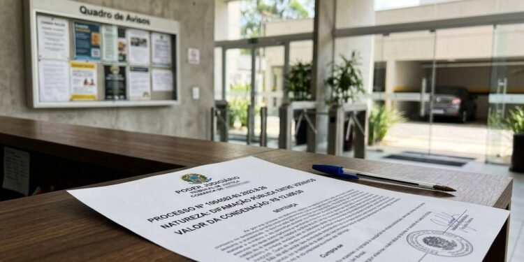 Moradora expõe foto de vizinho no grupo do condomínio chamando o motorista de barbeiro e é condenada a pagar R$ 12 mil por difamação pública