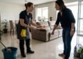 Uma família exige que diarista leve os próprios produtos de limpeza e desconta R$ 200 de pagamento após encontrar piso manchado