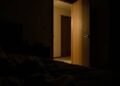 Dormir com a porta do quarto aberta ou fechada? A resposta surpreendente da ciência sobre segurança e qualidade do sono