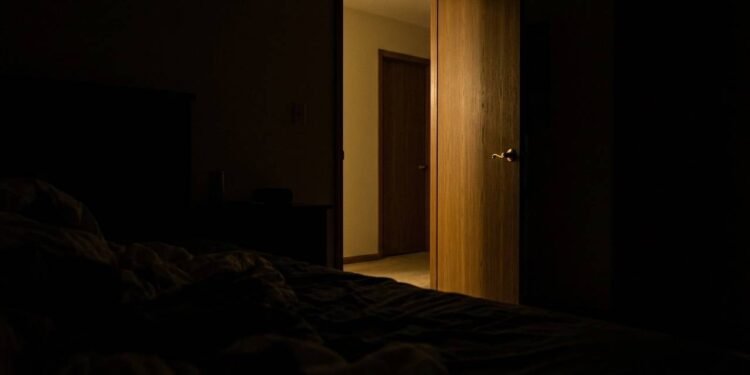 Dormir com a porta do quarto aberta ou fechada? A resposta surpreendente da ciência sobre segurança e qualidade do sono