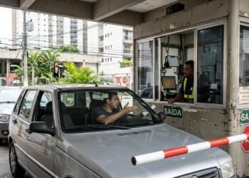 Motorista entra em estacionamento para buscar familiar, permanece sete minutos e recebe cobrança equivalente a uma hora completa