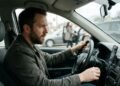 Motorista aceita instalar aplicativo que monitora sua direção para pagar menos no seguro, mas descobre que viagens feitas por outra pessoa foram atribuídas ao seu perfil; seguradora usa registros para justificar aumento na renovação