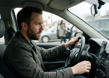 Motorista aceita instalar aplicativo que monitora sua direção para pagar menos no seguro, mas descobre que viagens feitas por outra pessoa foram atribuídas ao seu perfil; seguradora usa registros para justificar aumento na renovação