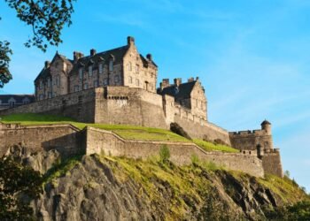 Castelo erguido sobre um vulcão extinto preserva uma capela de cerca de 1130 e domina Edimburgo há quase nove séculos