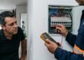 Família paga R$ 8 mil para refazer instalação elétrica da casa e, duas semanas depois, disjuntor começa a cair sempre que chuveiro e forno são ligados juntos