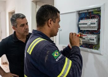 Homem paga eletricista para trocar quadro de energia e metade das tomadas para de funcionar no dia seguinte