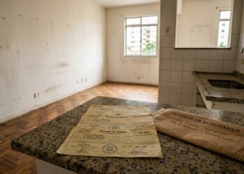 Locatário paga caução de três aluguéis e, ao sair, proprietário desconta pintura completa mesmo depois de sete anos de uso