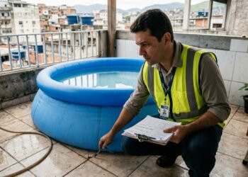 Família coloca piscina infantil de grande porte na varanda e síndico exige esvaziamento até que engenheiro avalie carga suportada pela estrutura
