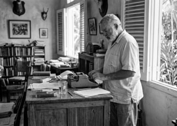 A frase de Ernest Hemingway sobre superação: "O mundo quebra a todos e, depois, muitos são fortes nos lugares quebrados."